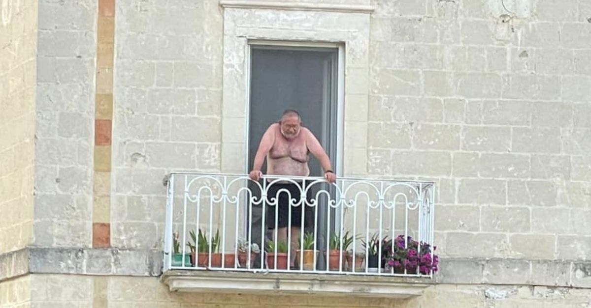 VIDEO G20 a Matera sul balcone a torso nudo davanti ai potenti pic pic